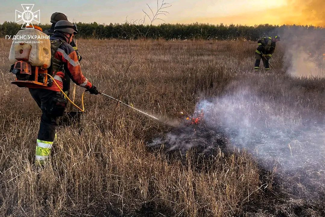 Обстріляли Московку на Харківщині, випалюючи лани, окупанти